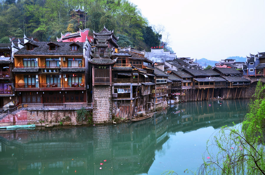  張家界國(guó)家森林公園、黃龍洞、鳳凰古城九景三晚四日游